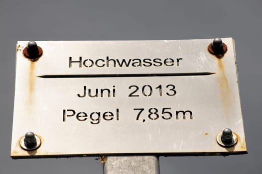 A new flood mark of the Elbe from 2013 on a sheet metal plate.