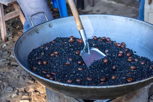How to roast chestnuts by manual labor. Chestnut is a popular legume in Asia.