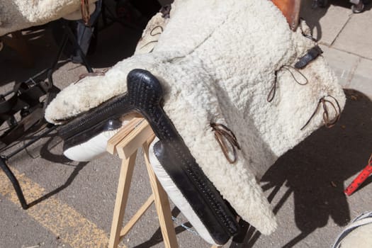 Rustic-style wool saddle. Saddlecraft items for sell