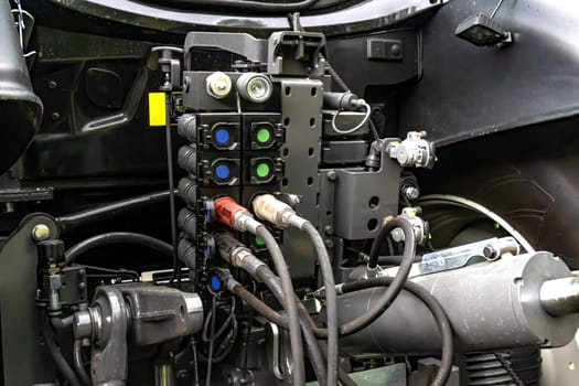 Modern hydraulic linkage on a tractor for attaching a liquid manure spreader