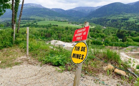 french signs Danger explosives