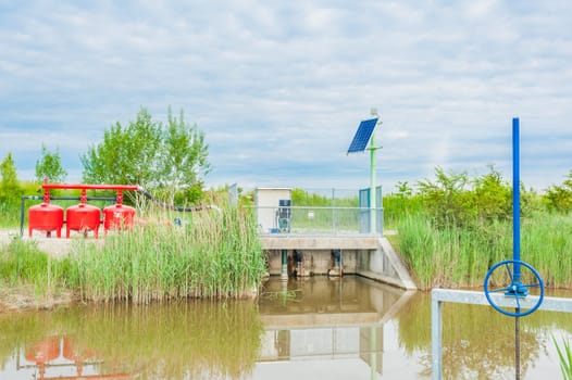 System pumping water for agriculture, with the control unit powered by solar energy