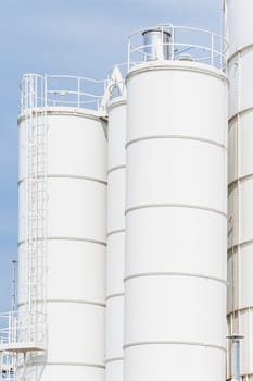 White silos for the production of concrete