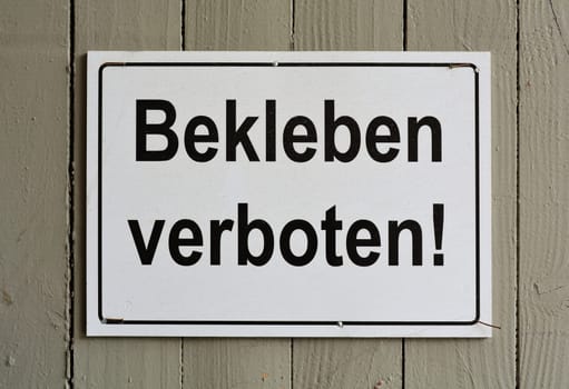 Sign with the inscription "Beking forbidden"" on a fence"