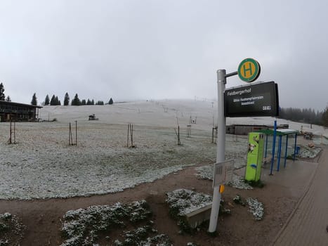 .. First onset of winter in the Black Forest. With the cold air and temperatures below freezing,winter has arrived in the Feldberg region (district of Breisgau-Hochschwarzwald) on Saturday night. Thus,the highest elevation of the country covered a 5 centimeters high fresh snow cover. .. However,the important thoroughfares,such as the B317 federal route,were still snow-free for motorists. ..