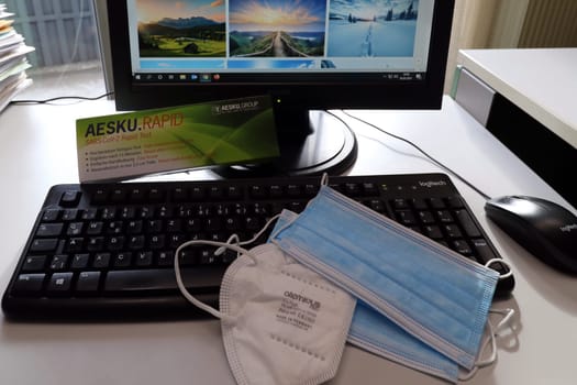 Even in times of home office: mouth and nose protection as well as rapid tests should bring safety for people. Risk of infection in the office and operation is probably still high.... Topic picture Medicine - Coronavirus
