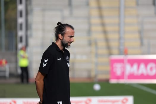 Dissatisfied on the sidelines: Coach Dario Fossi (VfB Oldenburg) at the game of the 3rd FBL: 22-23: 14th Sptg. SC Freiburg II vs VfB Oldenburg.. DFL REGULATIONS PROHIBIT ANY USE OF PHOTOGRAPHS AS IMAGE SEQUENCES AND/OR QUASI-VIDEONann.. Photo: Joachim Hahne/johapress