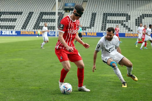 f. left in a duel vs Roland Sallei (SC Freiburg II with face mask) and Kamer Krasniqi (VfB Oldenburg) at the game of the 3rd FBL: 22-23: 14th Sptg. SC Freiburg II vs VfB Oldenburg.. DFL REGULATIONS PROHIBIT ANY USE OF PHOTOGRAPHS AS IMAGE SEQUENCES AND/OR QUASI-VIDEONann.. Photo: Joachim Hahne/johapress