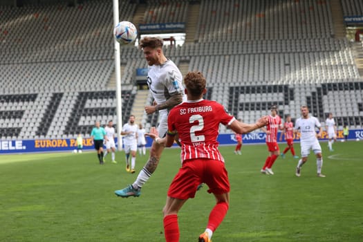Nico Knystock (VfB Oldenburg) wins the header duel in front of the attacking Treu Philipp (SC Freiburg II U23) .at the game of the 3. FBL: 22-23: 14. DFL REGULATIONS PROHIBIT ANY USE OF PHOTOGRAPHS AS IMAGE SEQUENCES AND/OR QUASI-VIDEONann.. Photo: Joachim Hahne/johapress