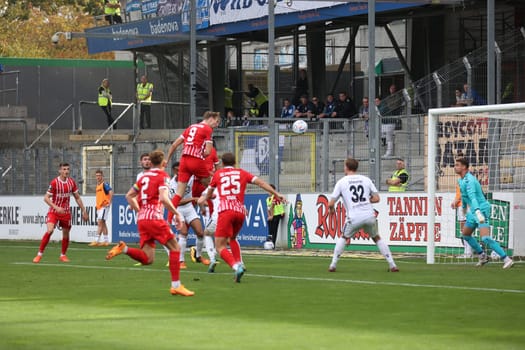 Vincent Vermeij (SC Freiburg II - U23) rises to the header,but the ball sweeps slightly past the housing of goalkeeper Sebastian Mielitz (VfB Oldenburg) in the game of the 3. FBL: 22-23: 14. Sptg. SC Freiburg II vs VfB Oldenburg.. DFL REGULATIONS PROHIBIT ANY USE OF PHOTOGRAPHS AS IMAGE SEQUENCES AND/OR QUASI-VIDEONann.. Photo: Joachim Hahne/johapress