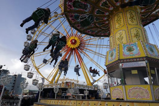 Kettenkarussel und Riesenrad auf dem Hamburger Dom, Deutschland, Hamburg