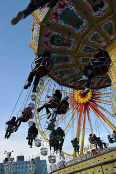 Kettenkarussel und Riesenrad auf dem Hamburger Dom, Deutschland, Hamburg