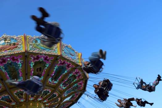Kettenkarussel und Riesenrad auf dem Hamburger Dom, Deutschland, Hamburg