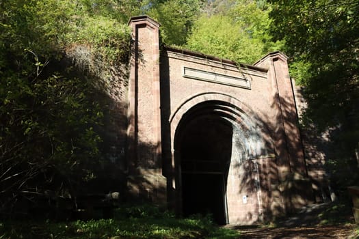 Südportal des Deisener Tunnel auf der stillgelegten Strecke der Carlsbahn, Hessen, Deutschland, Trendelburg
