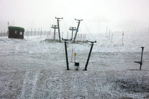 The first snow has fallen,although the lifts are still at a standstill. First onset of winter in the Black Forest. With the cold air and temperatures below freezing,winter has arrived in the Feldberg region (district of Breisgau-Hochschwarzwald) on Saturday night. Thus,the highest elevation of the country covered a 5 centimeters high fresh snow cover. .. However,the important thoroughfares,such as the B317 federal route,were still snow-free for motorists. ..