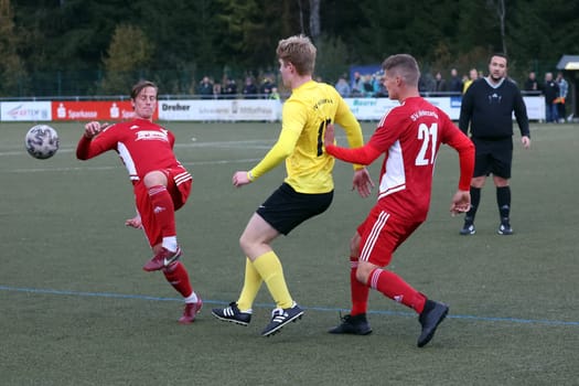 Delivered: Michael Schübel (SV Hölzlebruck) faces two Hinterzarten opponents in the derby with Lars Mundinger (SV Hinterzarten/left) and Adrian Tritschler (SV Hinterzarten) at the match of the football BL Schwarzwald 22-23 - SV Hinterzarten - SV Hölzlebruck