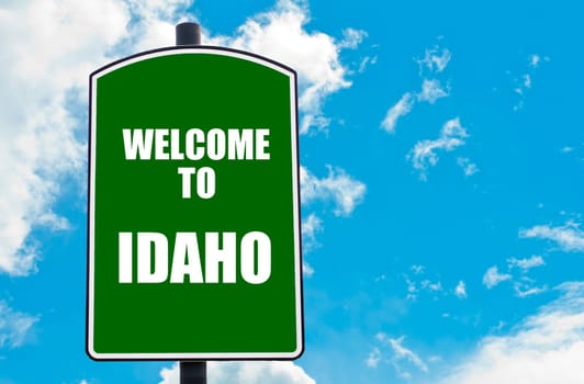 Green road sign with greeting message WELCOME TO ORLANDO isolated over clear blue sky background with available copy space. Travel destination concept  image