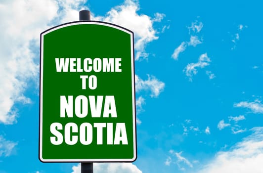 Green road sign with greeting message WELCOME TO ORLANDO isolated over clear blue sky background with available copy space. Travel destination concept  image