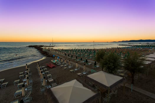 View to' dawn of bathhouse Pupa & Mocambo