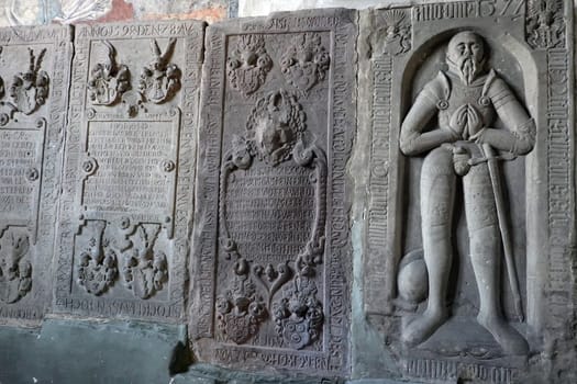 historische Grabplatten an der Evengelischen Pfarrkirche, Hessen, Deutschland, Trendelburg