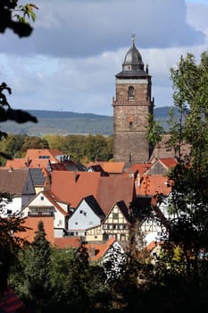 Blick vom Burgberg auf die historische Altstadt von Grebenstein mit der evangelischen Liebfrauenkirche, Deutschland, Hessen