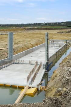 Construction with reinforced concrete at canal