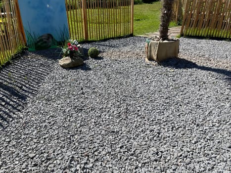 Gravel gardens are sterile stone deserts in Vorgaerten,a questionable,temporary trend,with negative effects on the environment. Gravel gardens are sterile deserts of stone in front yards,a questionable temporary trend with negative environmental impacts.