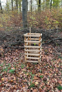 Plant protection grids are needed to protect young trees from wild food. Plant protection grids are required to protect young planted trees from being eaten by wild animals.