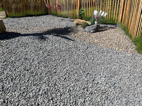 Gravel gardens are sterile stone deserts in Vorgaerten,a questionable,temporary trend,with negative effects on the environment. Gravel gardens are sterile deserts of stone in front yards,a questionable temporary trend with negative environmental impacts.