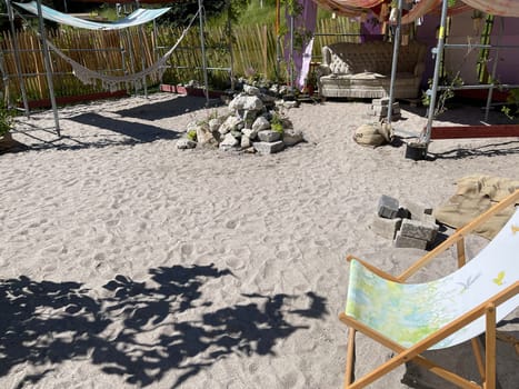 Sand gardens are sterile stone deserts in Vorgaerten,a questionable,temporary trend,with negative effects on the environment. . Sand gardens are sterile stone deserts in front yards,a questionable temporary trend with negative environmental impacts.
