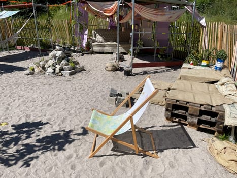 Sand gardens are sterile stone deserts in Vorgaerten,a questionable,temporary trend,with negative effects on the environment. . Sand gardens are sterile stone deserts in front yards,a questionable temporary trend with negative environmental impacts.