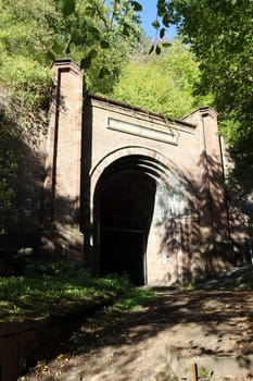 Deiseler Tunnel, auch Trendelburg-Tunnel oder Carlsbahntunnel, stillgelegter Eisenbahntunnel der früheren Carlsbahn, Hessen, Deutschland, Trendelburg