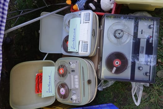 alte Tonbandgeräte auf einem Trödelmarkt, Nordrhein-Westfalen, Deutschland, Mechernich-Kommern