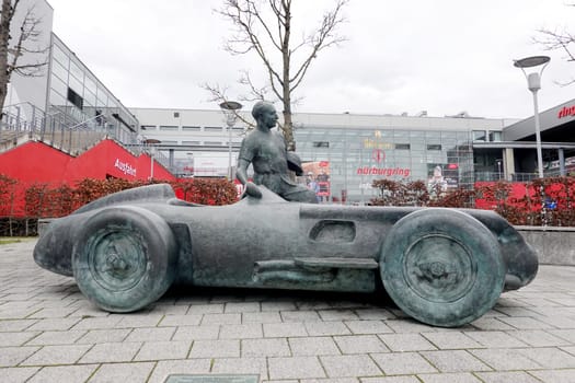Denkmal für Juan Manuel Fangio und den Mercedes-Benz Silberpfeil 1954 am Nürburgring, Rheinland-Pfalz, Deutschland, Nürburg