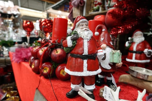 Weihnachtsdekoration in einem Baumarkt - Symbolbild