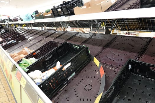 leeres Gemüseregal im Supermarkt - Symbolbild