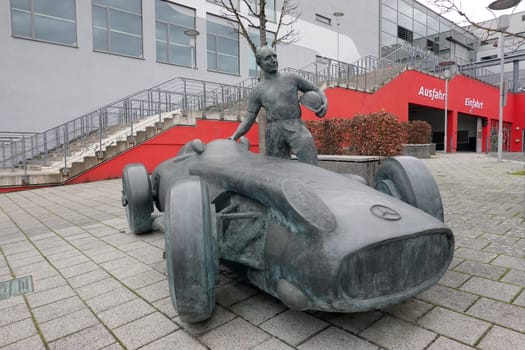 Denkmal für Juan Manuel Fangio und den Mercedes-Benz Silberpfeil 1954 am Nürburgring, Rheinland-Pfalz, Deutschland, Nürburg