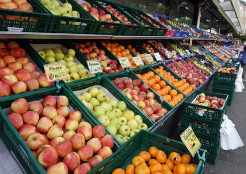 Auslage eines Obst- und Gemüsegeschäftes - Symbolbild