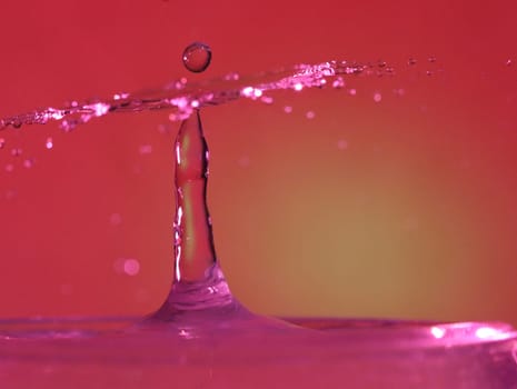 Drop of water colliding when it bounces and forming a palm tree