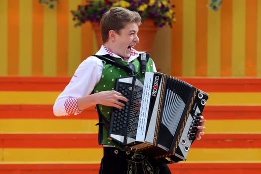 World champion in asparagus peeling: Steffen HINKELMANN - ARD-TV-show "Always again on Sundays"". The entertainment show on Sunday morning at Europapark Rust with Stefan MROSS from 14.06.2015"