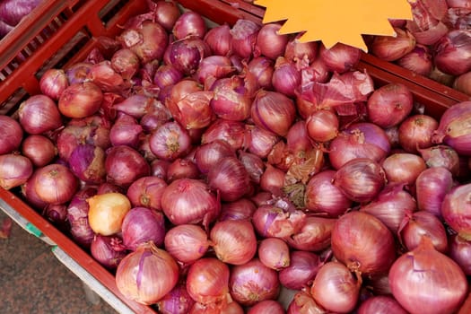 the many red onions on the marketplace