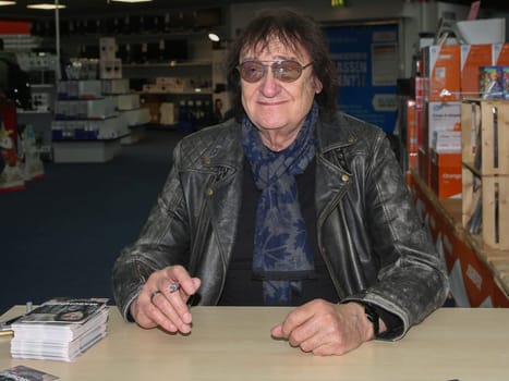 Dieter Birr Maschine bei einer Autogrammstunde am 02.01.2023 in Magdeburg