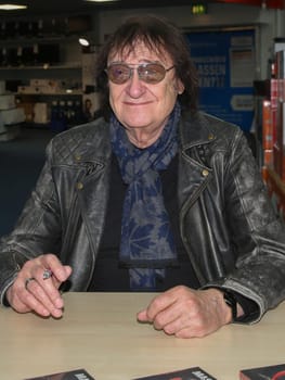 Dieter Birr Maschine bei einer Autogrammstunde am 02.01.2023 in Magdeburg