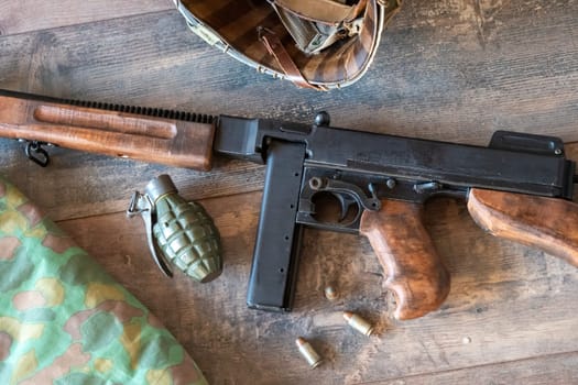 American submachine weapon of the World War II .