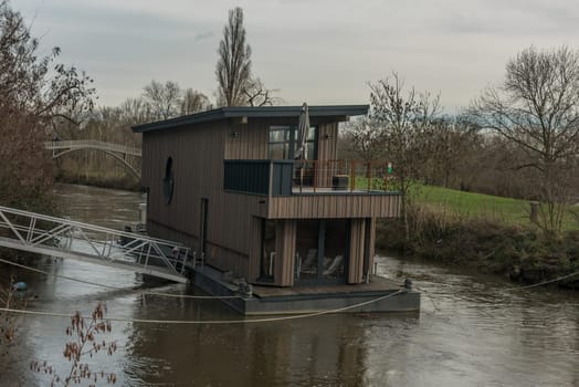 Houseboat at the confluence of the Nidda and Main River