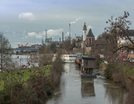 Houseboat at the confluence of the Nidda and Main River