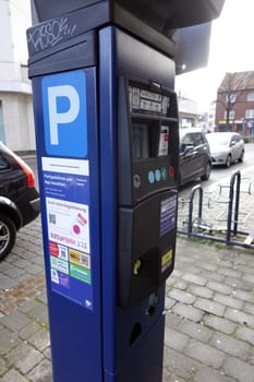 moderne Parkuhr für Handy-Parken,Kartenzahlung oder Bargeld - Symbolbild