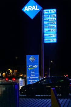 Aral-Tankstelle bei Nacht