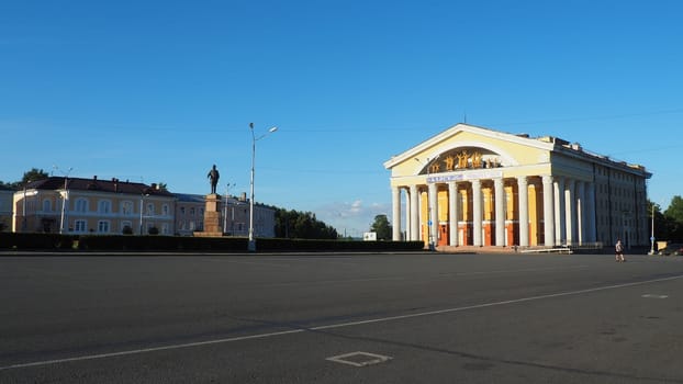The Musical Theater of the Republic of Karelia is a state theater in Petrozavodsk. Cars drive along Kirov Square. People walk. Monument to S. M. Kirov. August 3 2022