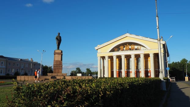 The Musical Theater of the Republic of Karelia is a state theater in Petrozavodsk. Two people are walking. Sunny evening. Monument to S. M. Kirov. August 3, 2022 Theatre of Drama. Facade with columns.